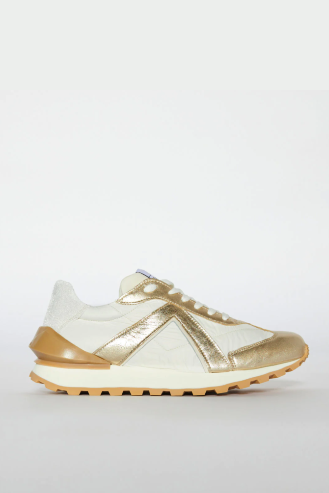 A001 GOLD TRAINERS